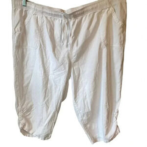 Essentials White Pull on Casual Capri pants/Shorts Women Plus 22/24W Pockets